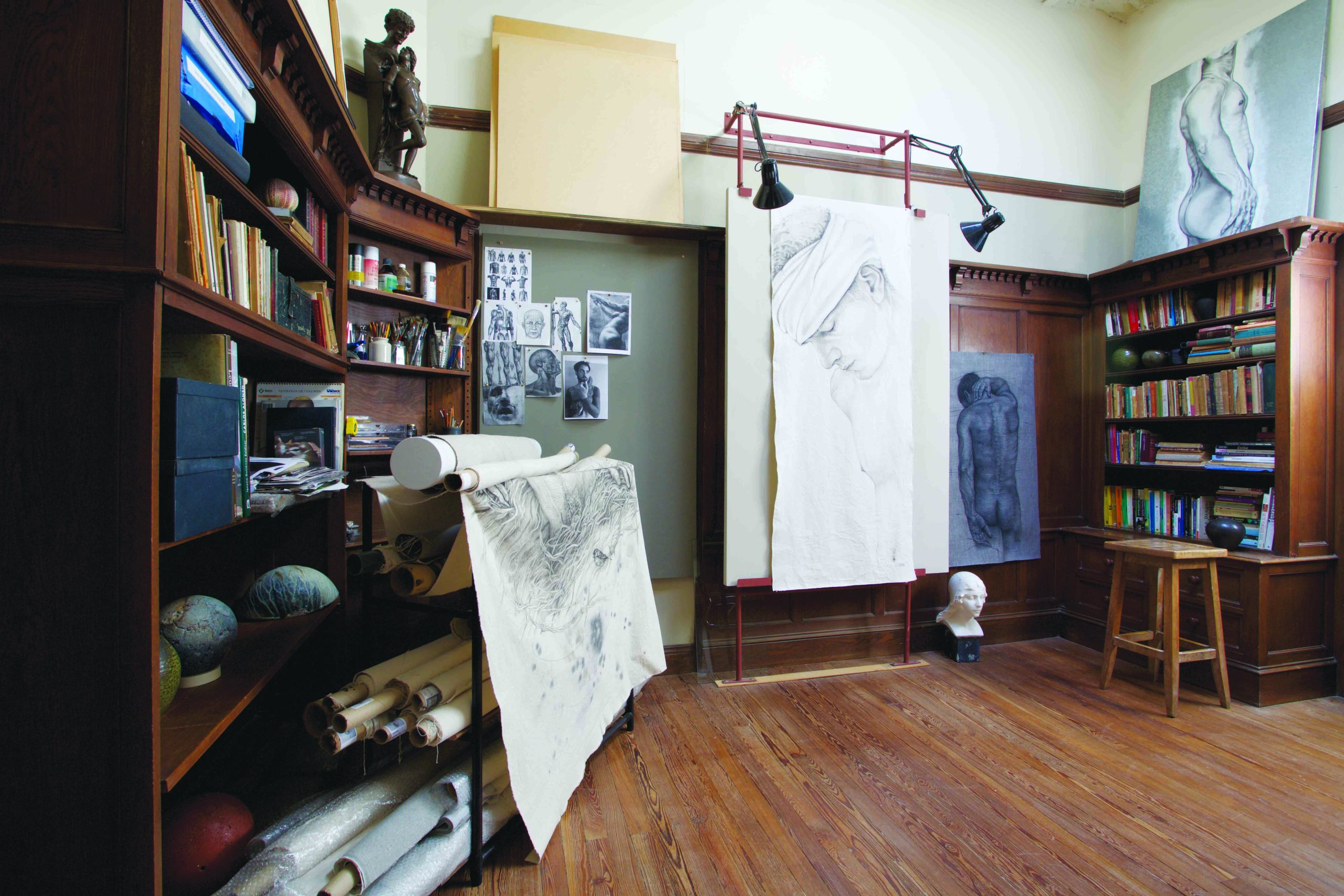 ENTRE PINCELES Y BASTIDORES