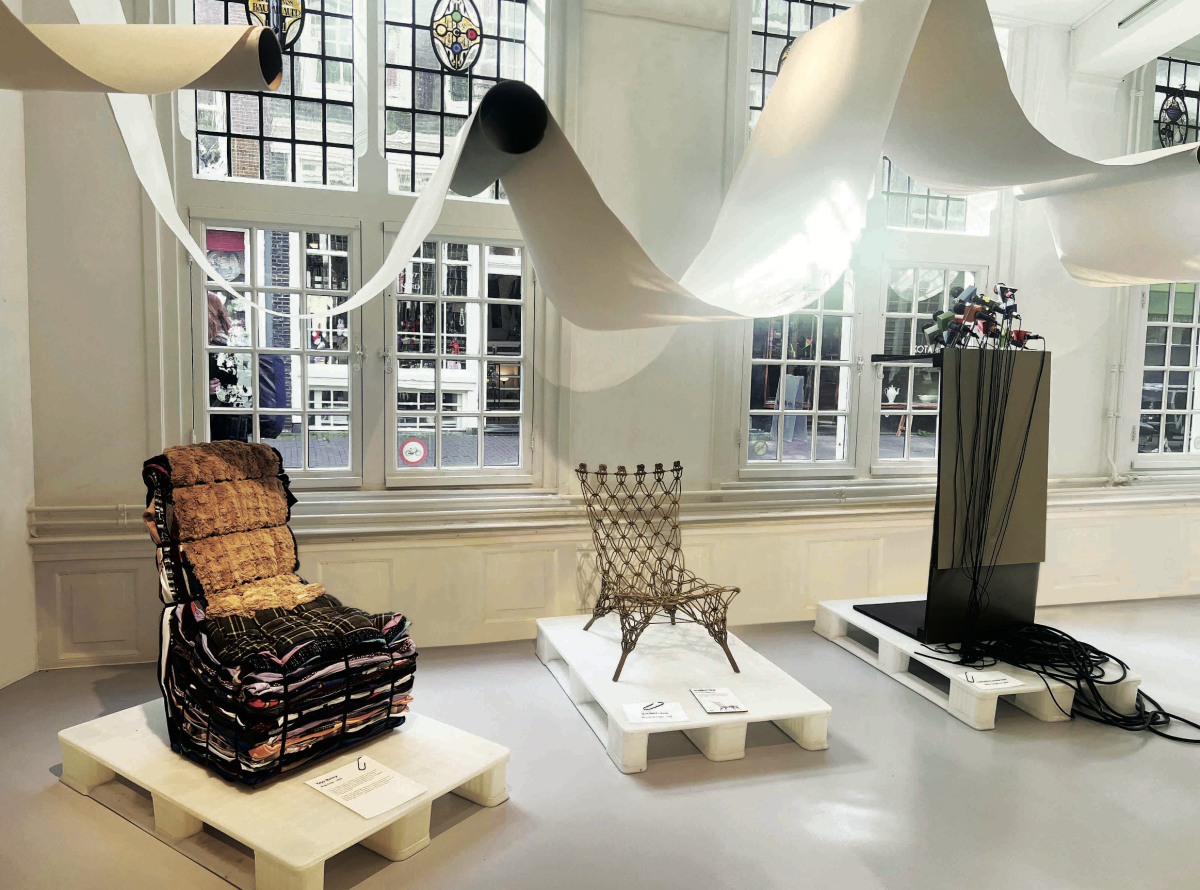 DE IZQUIERDA A DERECHA: TEJO REMY, “RAG CHAIR” (1991); MARCEL WANDERS, “KNOTTED CHAIR” (1996).