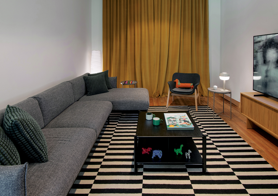 En el playroom, un sillón en L. En el primer piso, una lucarna que ocupa todo el techo trajo luz natural al pasillo que conduce al dormitorio de cada una de las hijas.