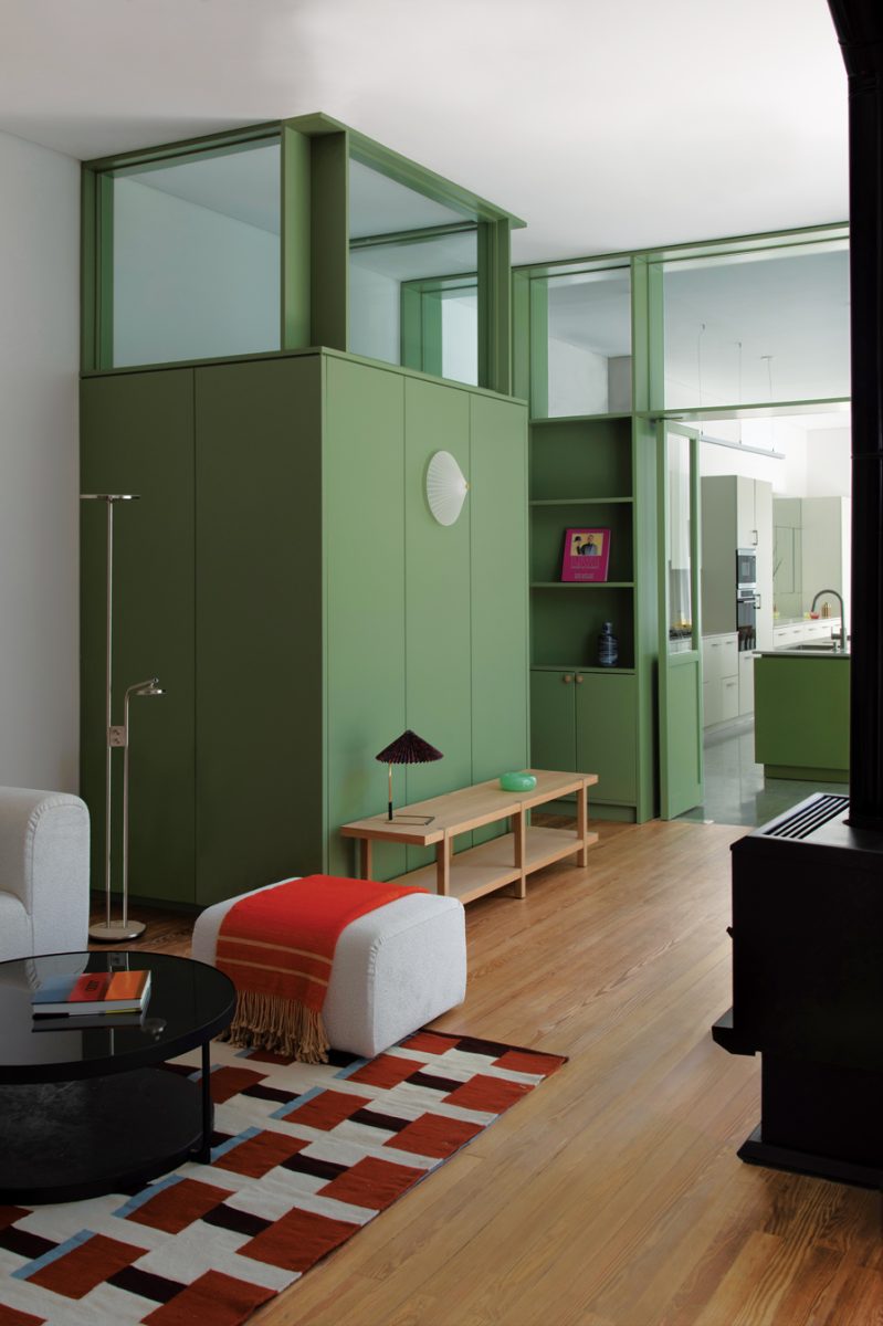 La caja verde contiene al toilette. La parte superior está vidriada, lo que genera un efecto agradable cuando se encienden las luces y también da un aspecto más liviano. El mismo recurso se mantiene en el ingreso a la cocina. El piso de pinotea es original.