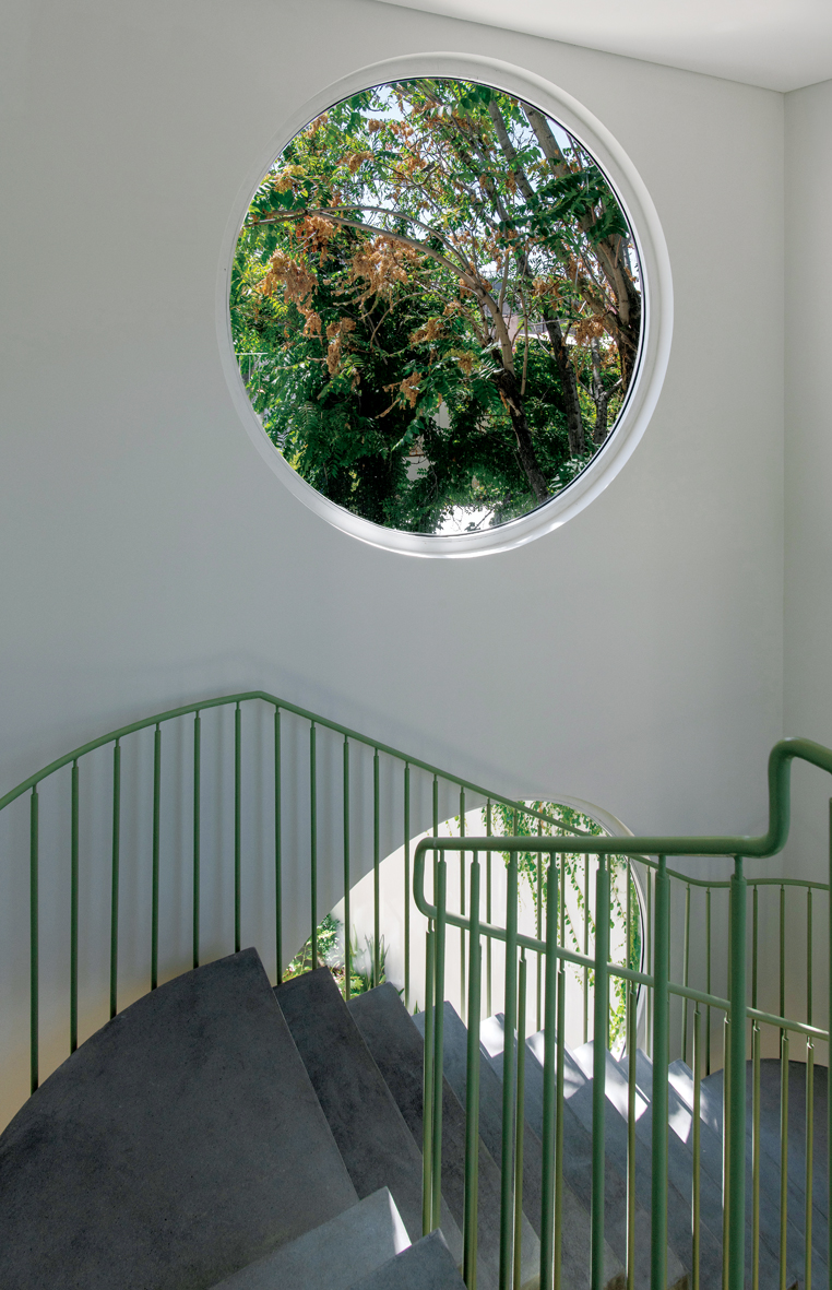 “Al subir la escalera, desde las ventanas redondas de grandes dimensiones, es posible ver lo que pasa en el patio. A la vez, desde el patio, se contempla la forma escultural de la escalera”, describen D’Alotto y Sobral sobre el juego visual que se genera entre los elementos.