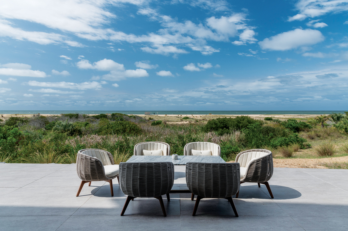 La playa y el mar son los protagonistas de esta casa, donde el diseño de interiores se mimetiza con el entorno y acompaña el paisaje sin competir con él. En la terraza: poltronas de exterior de Vivai, Uruguay, y mesa diseñada por Victoria García Baltar, realizada en cuarcita exótica de Di Stefano.