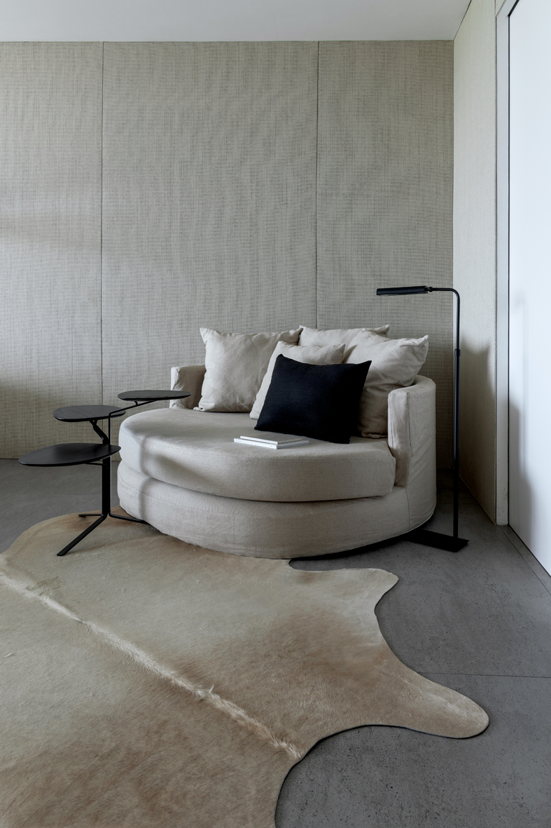 Izq.: sillón (Victoria García Baltar), lámpara (Omniluz), alfombra de vaca (Dos 22 Studio). Der.: pared revestida en rafia de Caro Dean. Cama tapizada en lino espigado con franja de cuero (Calaluna). Ropa de cama (Indias argentinas). Lámparas (Gloria Rodríguez). Mesas de Luz (Didot). Alfombra (Elementos Argentinos). Sillón y posa pie tapizados en lino rústico (Linos del Pacífico).