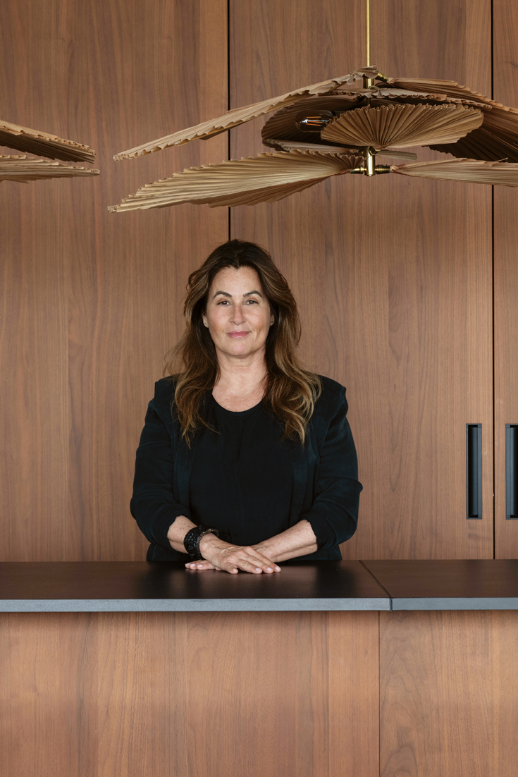 El interés de Victoria García Baltar por el interiorismo no apareció de manera casual: forma parte de su historia familiar. Criada en un entorno donde el estilo y la sensibilidad estética fueron siempre protagonistas, comparte esa pasión con su madre y su hermana. Aunque comenzó estudiando economía, las texturas, los materiales y el universo del color definieron su camino. 