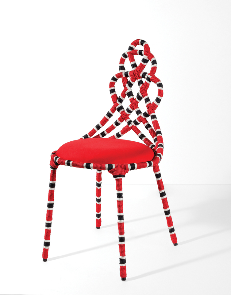 Silla Cobra Coral con base de acero inoxidable.