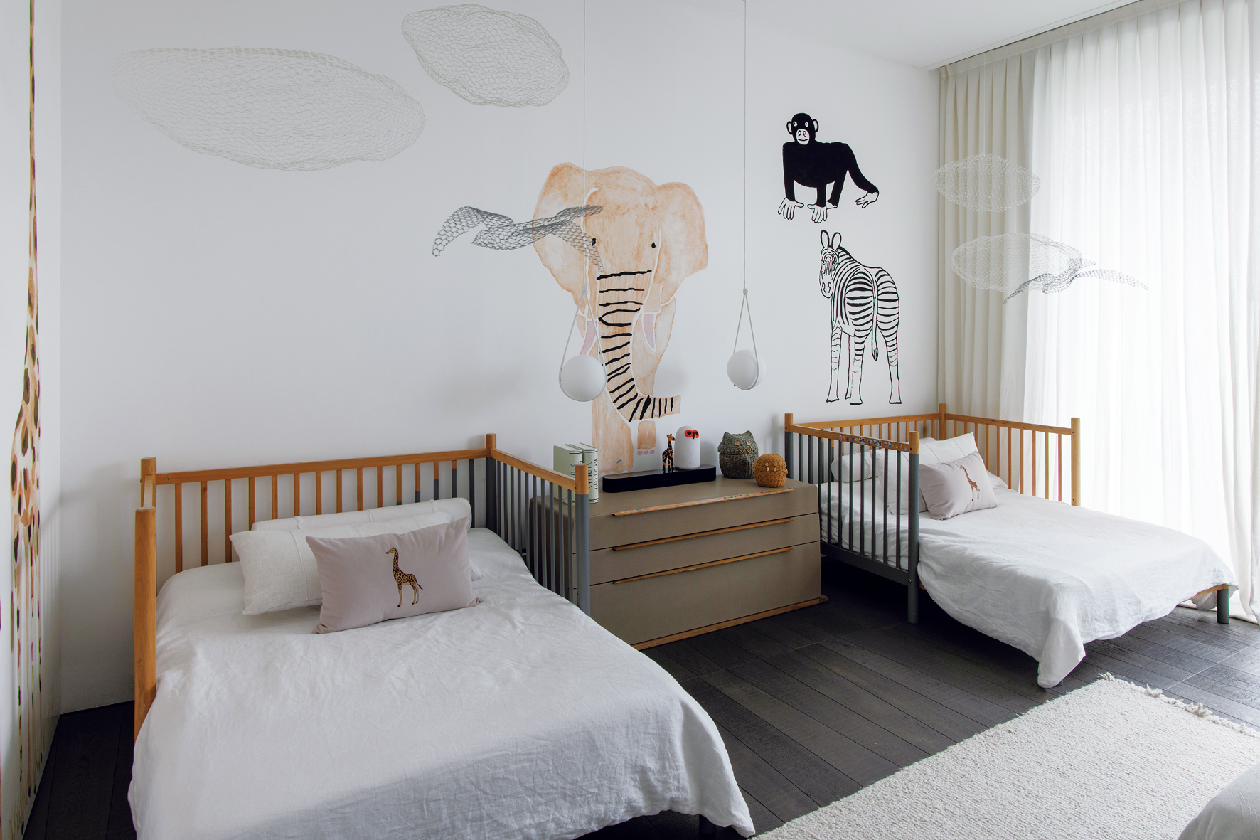 La suite de los mellizos. Nubes y pájaros de la artista italiana Benedetta Mori Ubaldini. Animales pintados a mano y muebles de Krethaus.